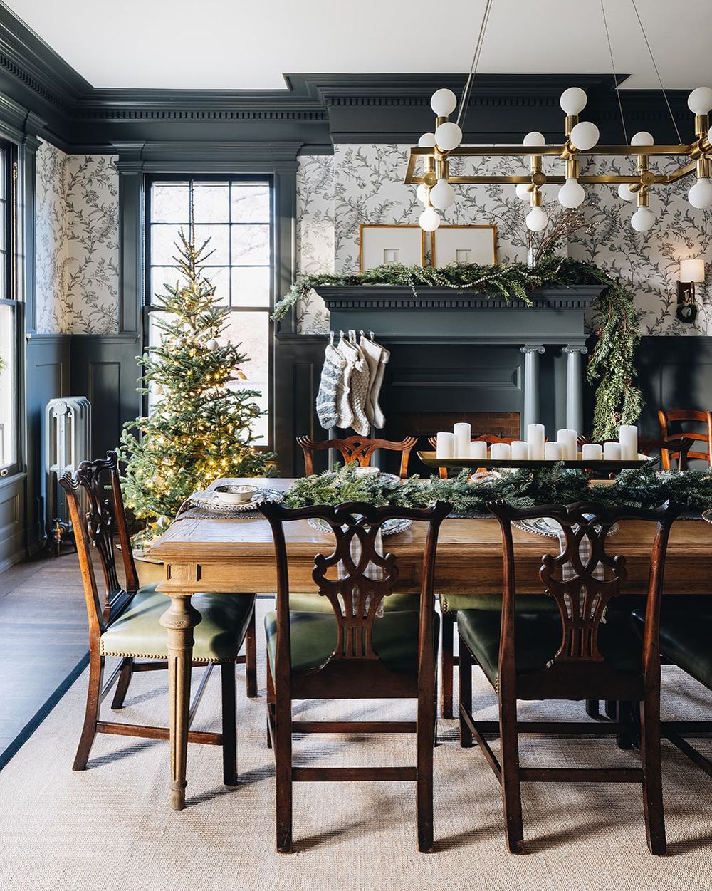 Traditional christmas dining room decor jeanstofferdesign