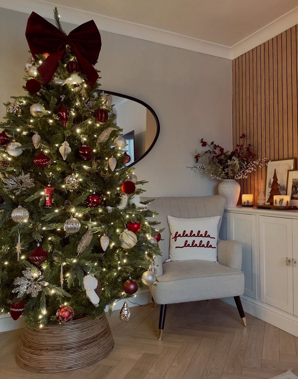 Burgundy Christmas Decor Giant Bow on Tree number5.renovation