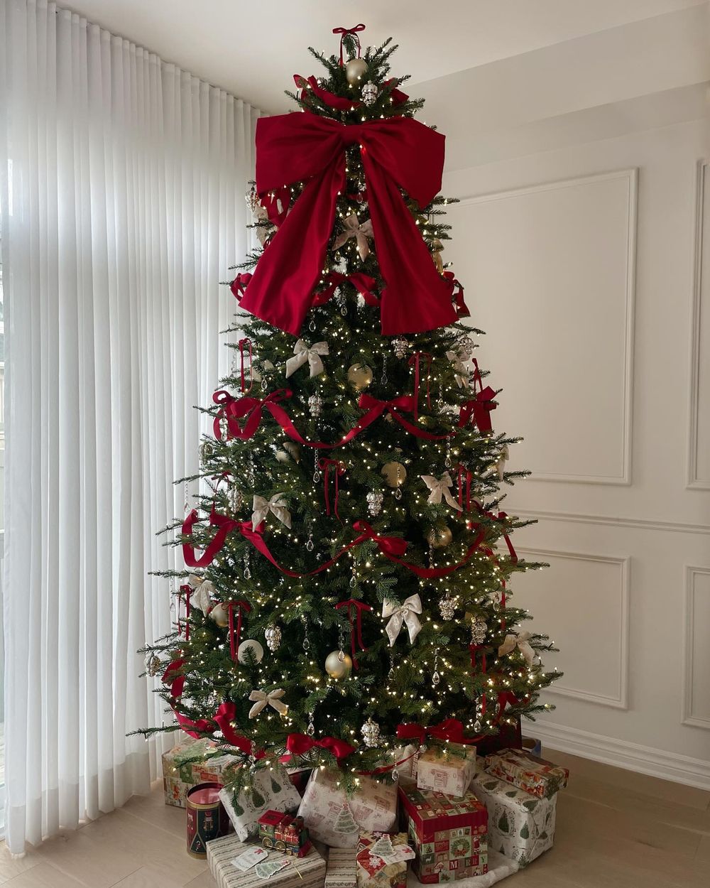 Elegant Christmas Decor Ideas Giant red bow on tree elisabeth.buu