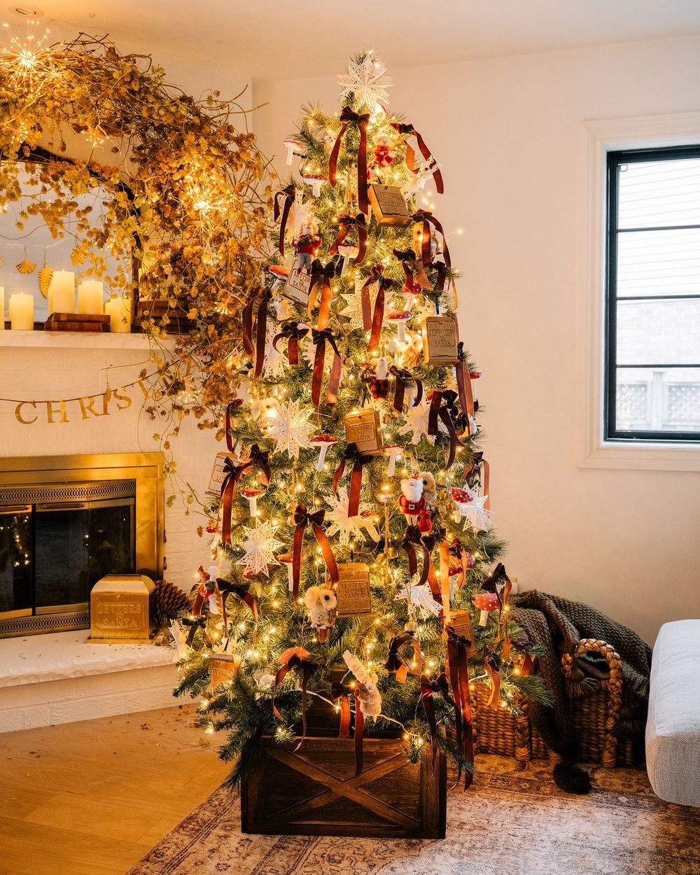 Elegant Christmas Decor Ideas Golden bows thekwendyhome