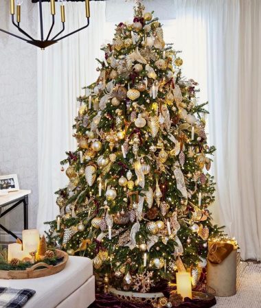 Gold Christmas living room tree decor @vfynes