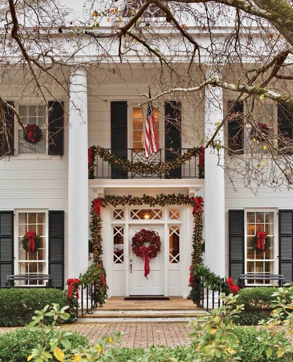 Outdoor Christmas decor white column house @southernladymag