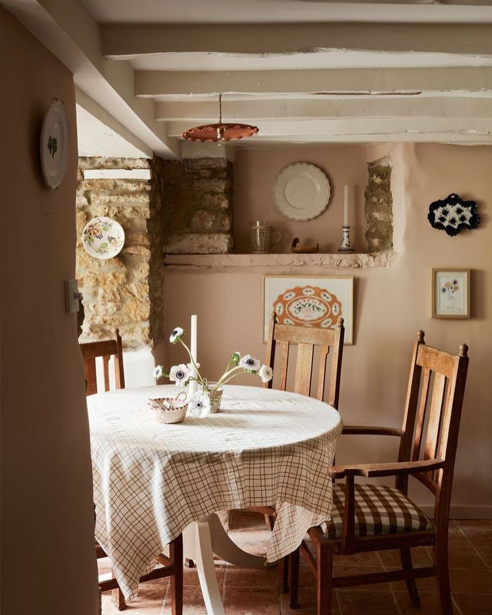 Cottage dining room English style wood ceiling beams @faegerandco