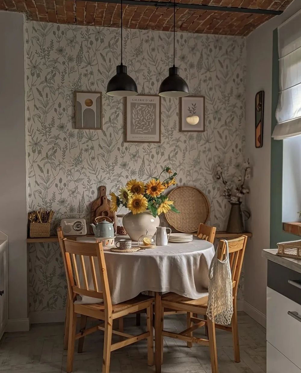 Cottage dining room wildflower wallpaper @a_mami_home