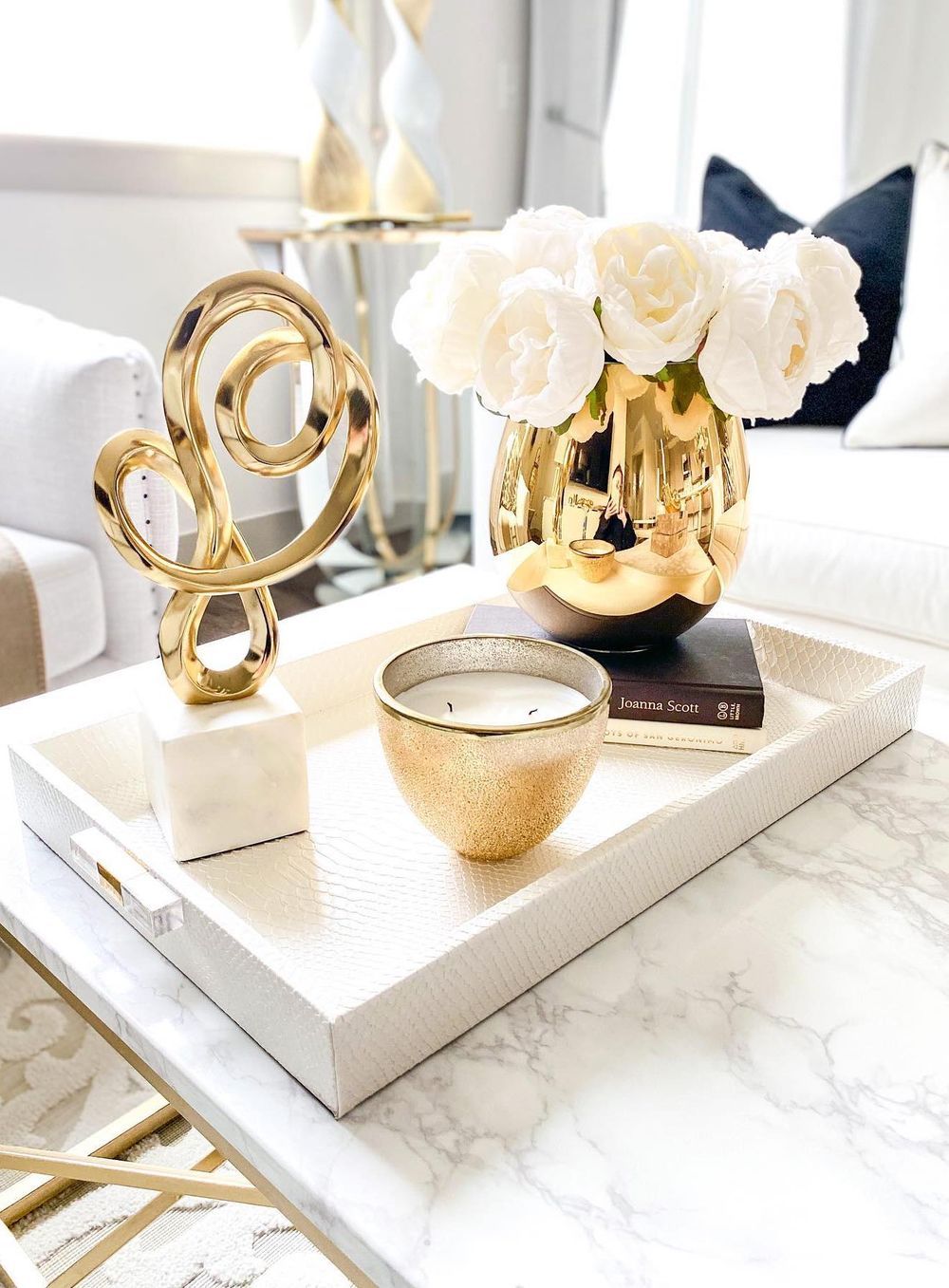 Glam coffee table decor ideas gold vase @htsdecor