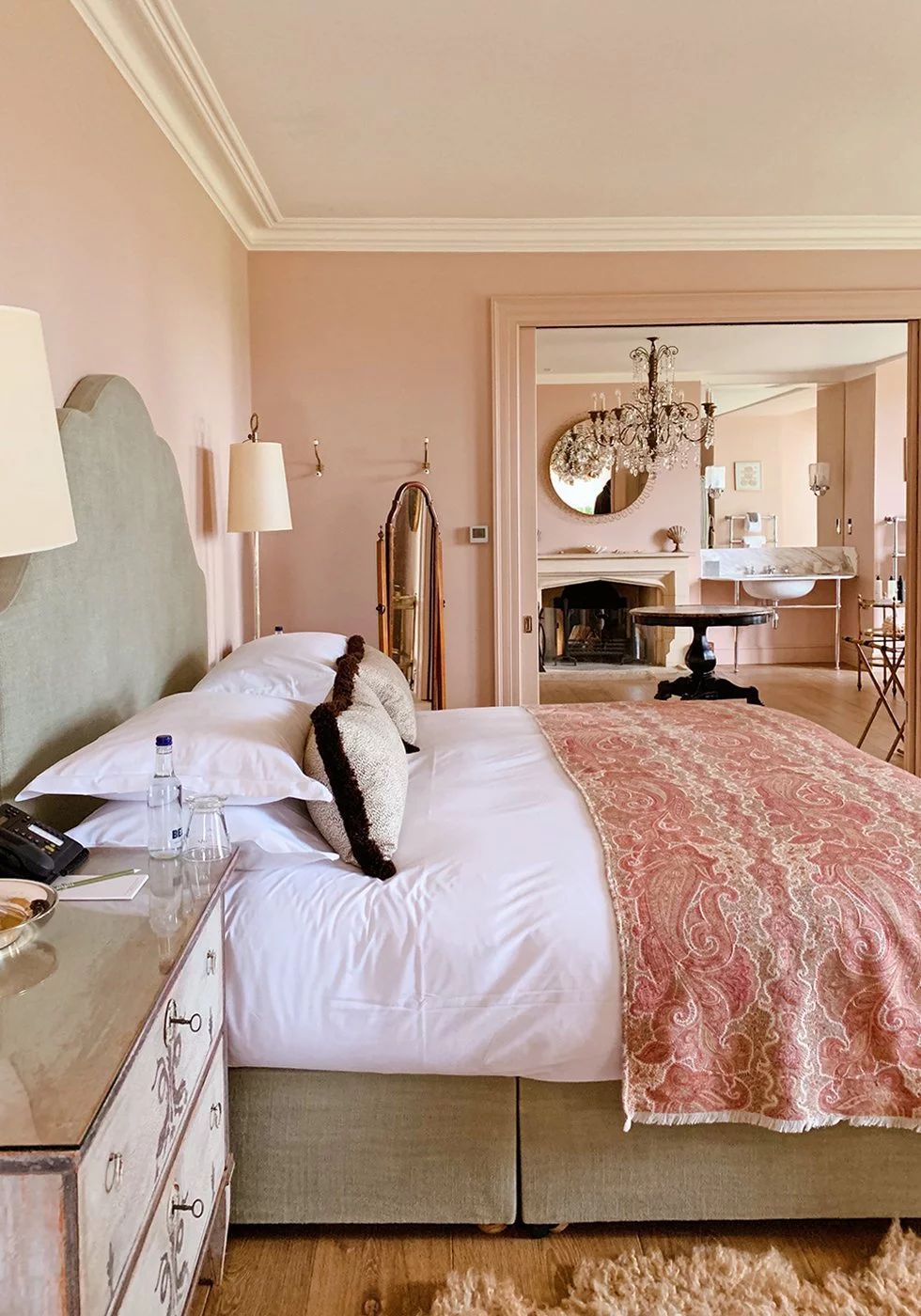 Pink walls english bedroom design honestlywtf