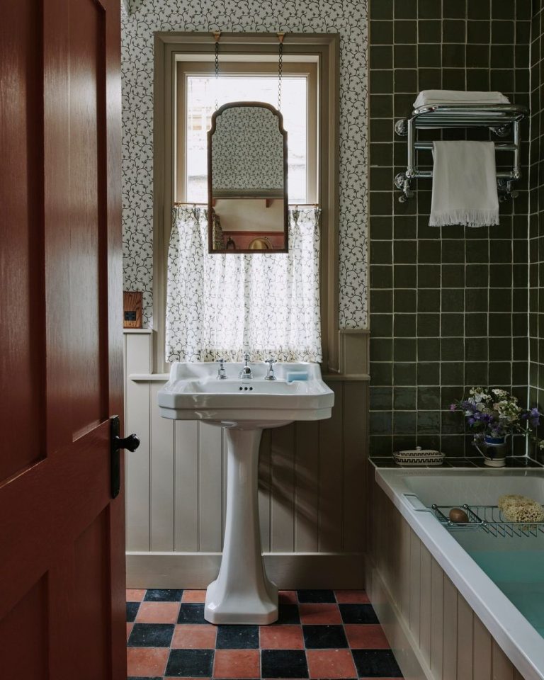 Victorian interior design traditional bathroom @carlosgarciainteriors