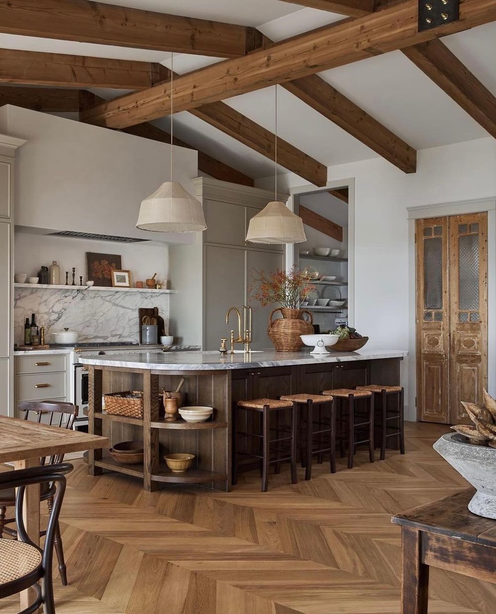 Wood interior design ceiling beams @jasonarnoldinteriors