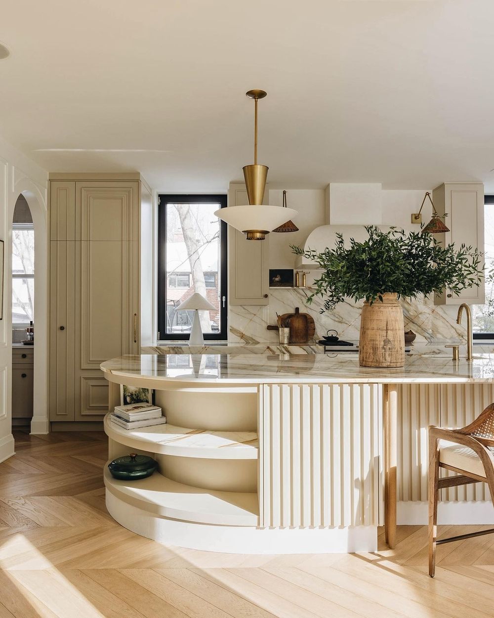 Rounded kitchen island @erikmailledesign
