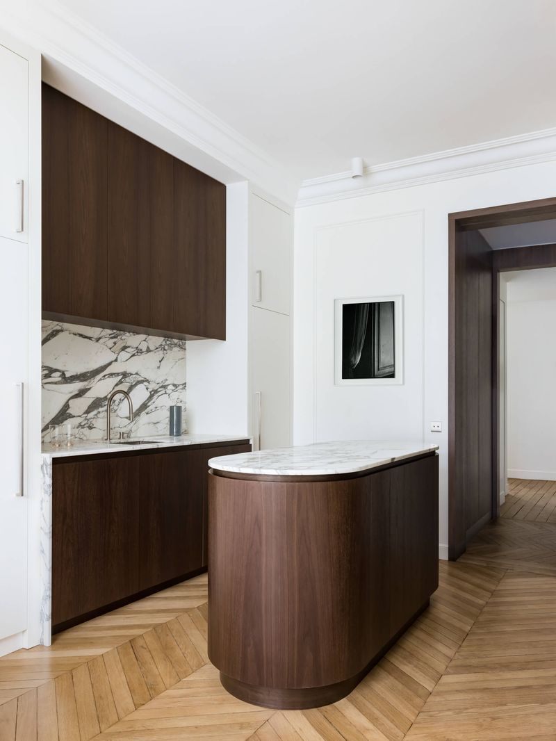 Rounded kitchen island hugues.de_.blignieres