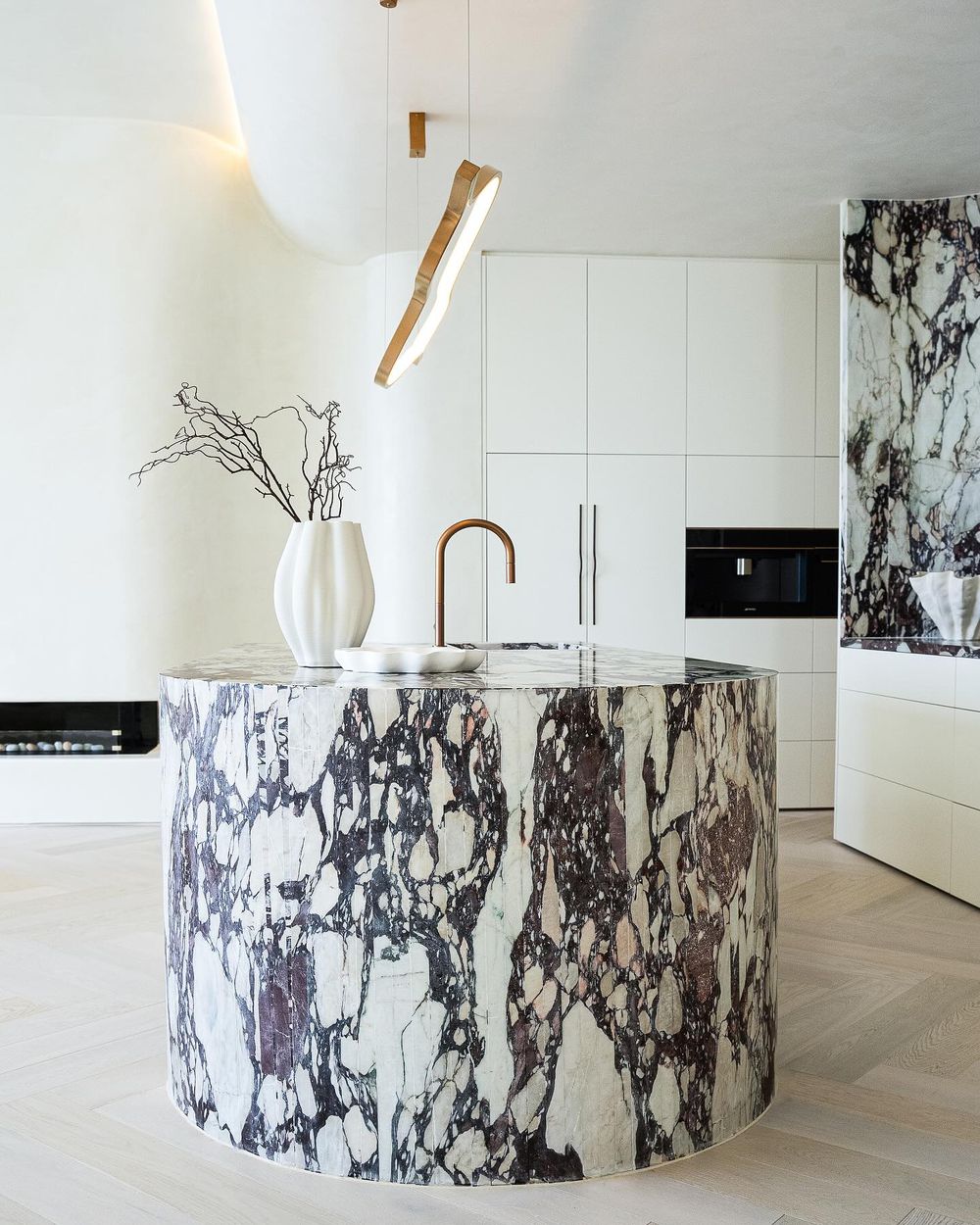 Rounded kitchen island viola marble dezcon_