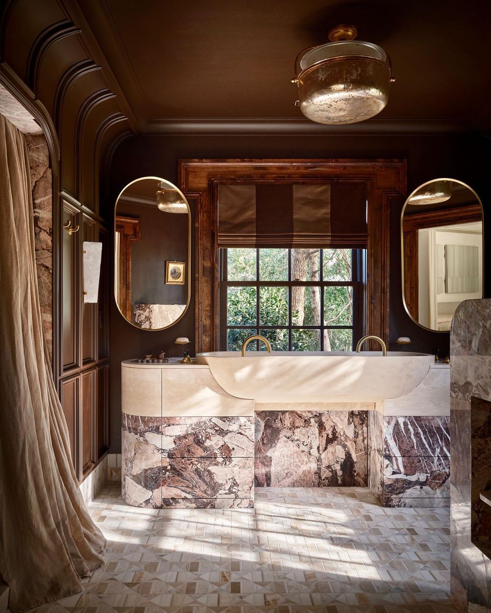 Dark and moody interior design bathroom @urbanologydesigns