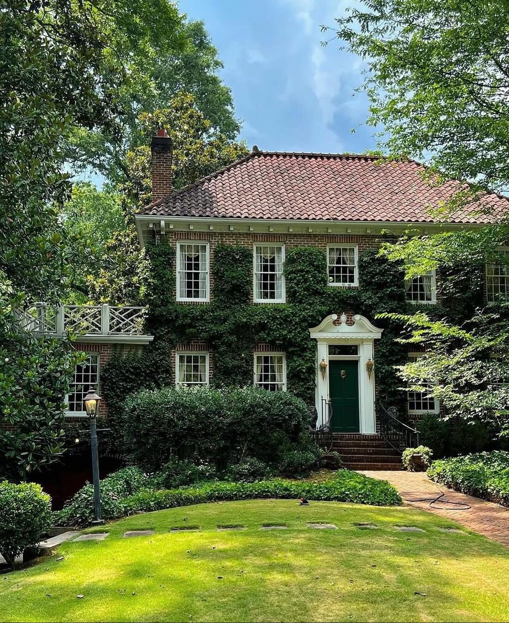 Ivy covered house colonial style @houselusting