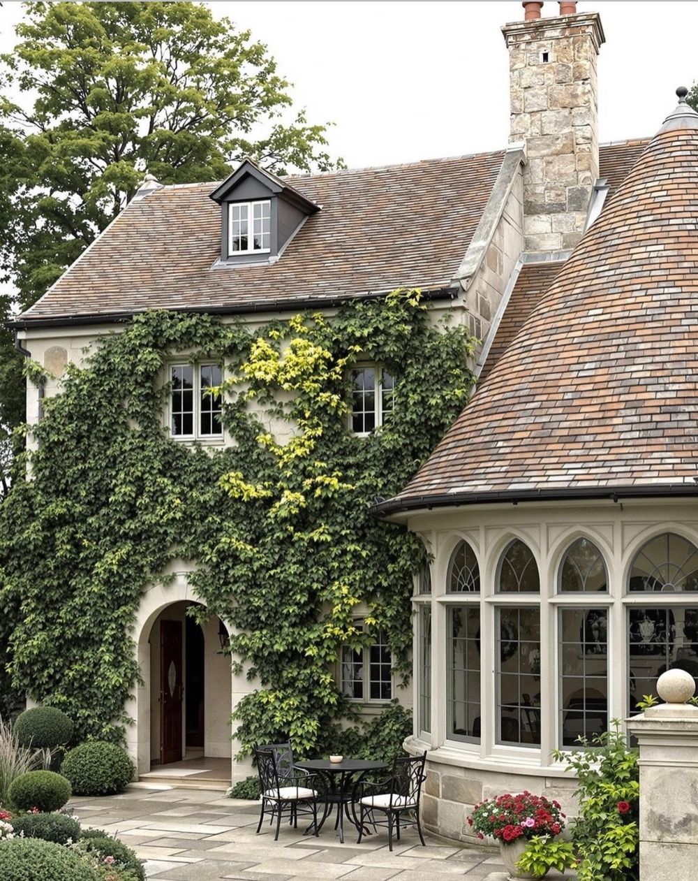 Ivy covered house stone @frenchcountrypassion