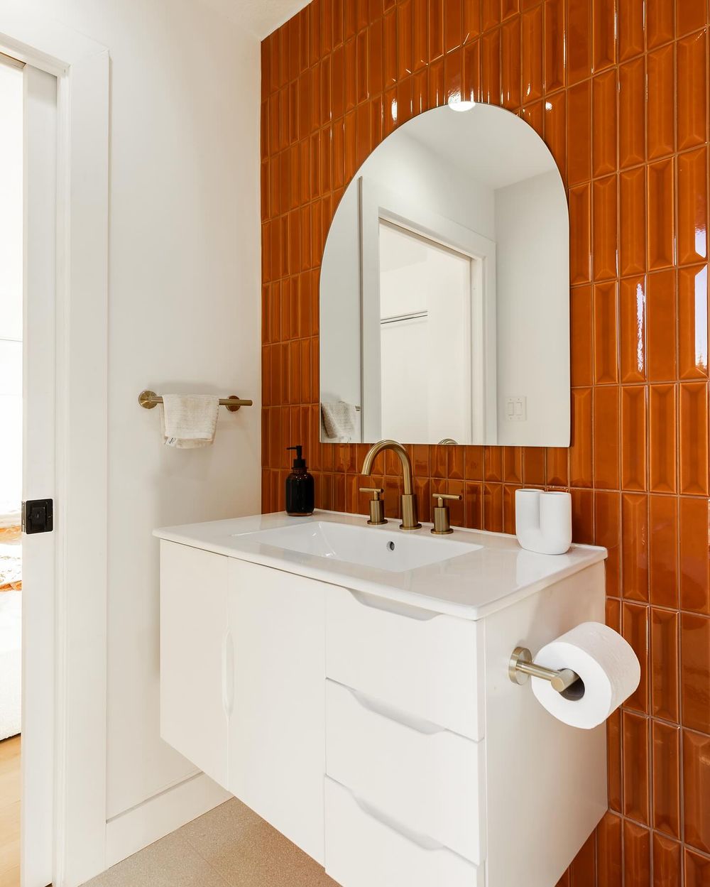 Orange bathroom decor vertical tiling julian_tile
