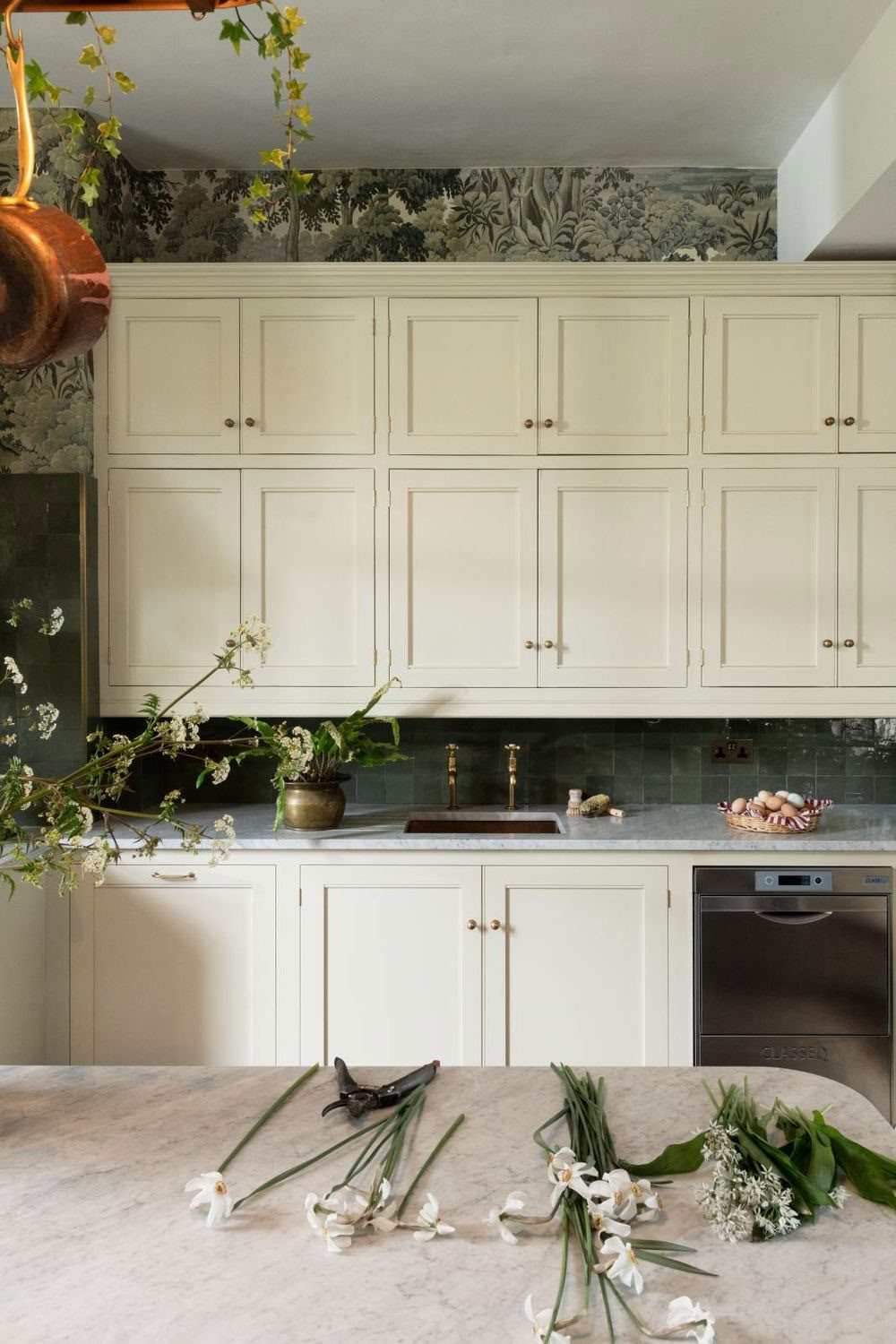 Cream kitchen cabinets devolkitchens